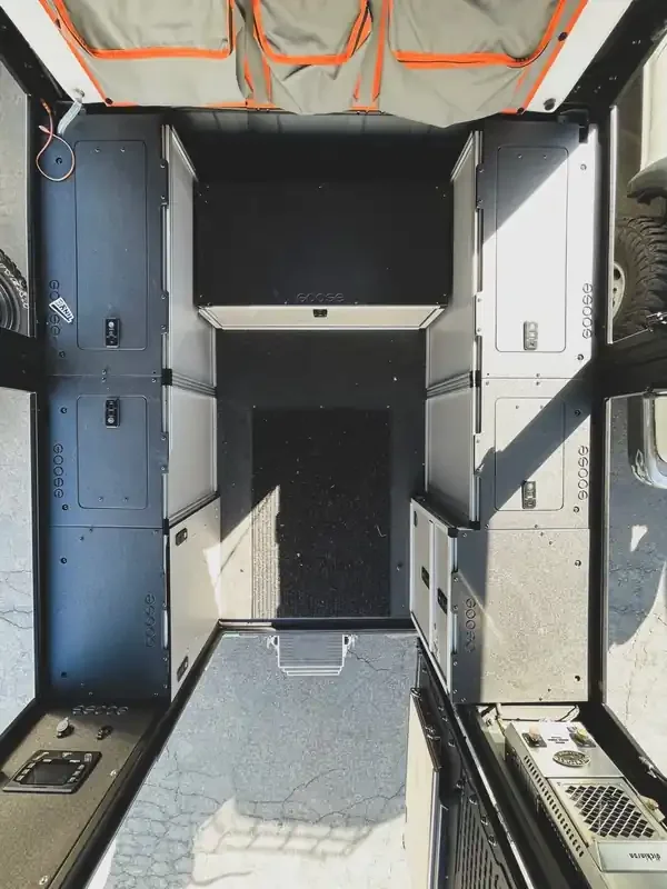 Alu-Cab Alu-Cabin Canopy Camper – Ram 2500 & 3500 2009-Present 4th & 5th Gen. – Bed Plate System – 6‘4″ Bed